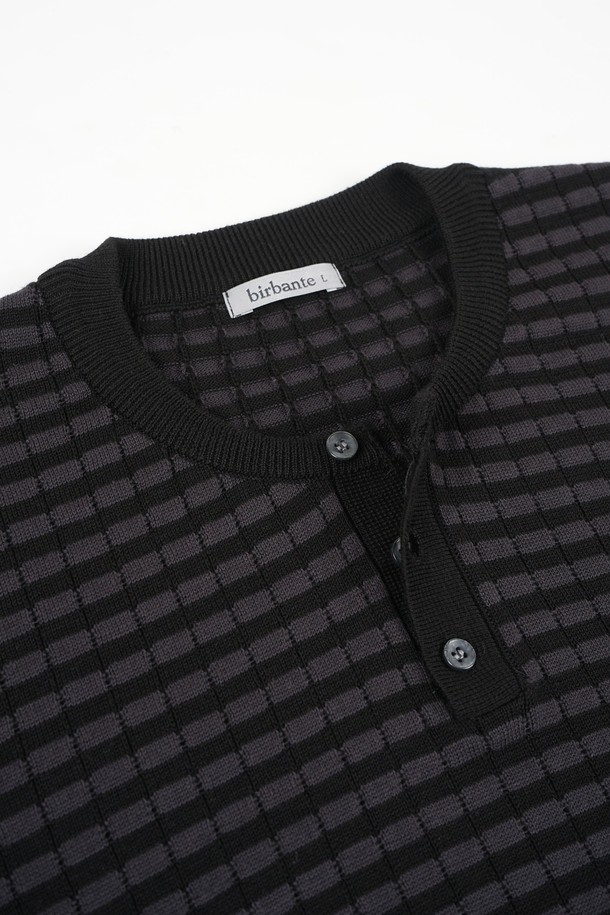 **썸머 워셔블 헨리넥 니트**는 시원하고 편안한 여름을 위한 필수 아이템입니다. 부드러운 면 소재로 제작되어 뛰어난 흡습 및 속건 기능을 제공하며, 얇은 두께감으로 한여름에도 쾌적하게 착용할 수 있습니다. 헨리넥 디자인과 3버튼 디테일이 캐주얼한 매력을 더하고, 레귤러핏과 슬림핏 두 가지로 출시되어 취향에 맞는 핏을 선택할 수 있습니다. Navy Stripe, Grey Stripe, Black Stripe, Ivory, Khaki, Brown, Black 등 다양한 색상과 스트라이프 패턴으로 폭넓은 스타일 연출이 가능합니다. 립조직 소매단과 밑단, 엠보싱 니트 구조, 변형을 최소화한 니트 구조가 섬세한 디테일을 더합니다.
