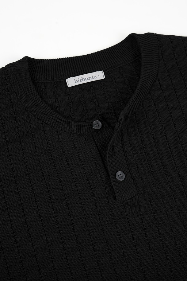 **썸머 워셔블 헨리넥 니트**는 시원하고 편안한 여름철 비즈니스 캐주얼 스타일을 위한 남성 상의입니다. 네이비, 그레이, 블랙 스트라이프 패턴과 아이보리, 카키, 브라운, 블랙 등 다채로운 색상으로 출시되었습니다. 얇고 부드러운 면 소재로 제작되어 흡습, 속건, 통기성이 뛰어나 쾌적한 착용감을 선사합니다. 헨리넥 디자인과 3버튼 디테일, 립조직 소매단 및 밑단 마감으로 클래식하면서도 캐주얼한 분위기를 연출합니다. 워셔블 기능으로 간편하게 관리 가능하며, 피부 자극 없이 편안하게 착용할 수 있습니다.
