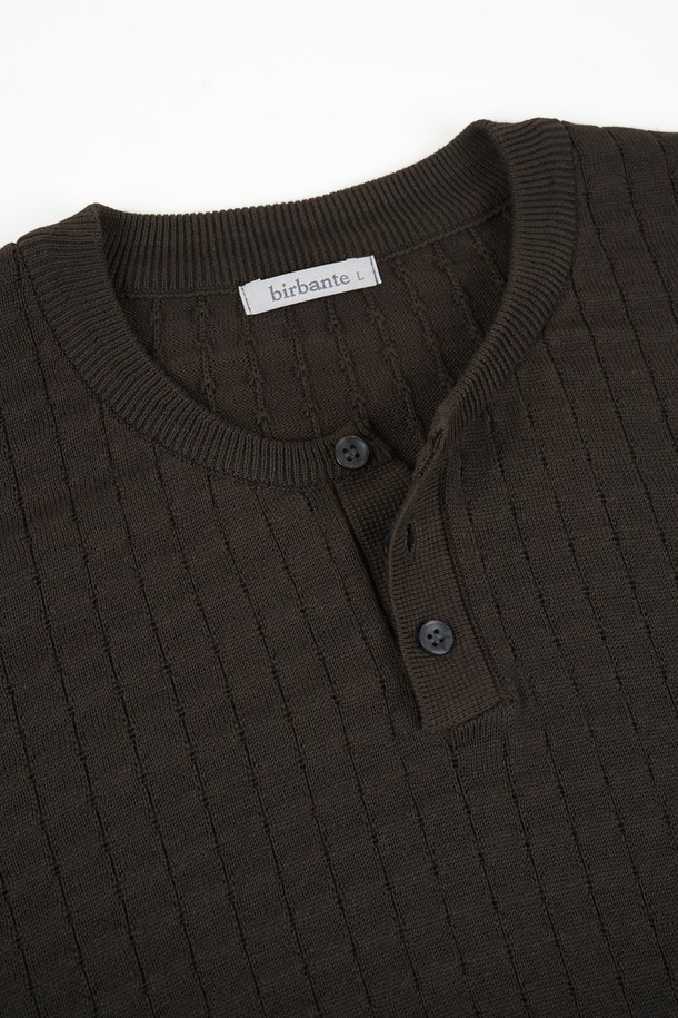 썸머 워셔블 헨리넥 니트는 여름철 시원하고 쾌적하게 착용 가능한 반소매 헨리넥 니트입니다. 면 소재로 제작되어 부드러운 촉감과 뛰어난 통기성을 자랑하며, 흡습 및 속건 기능으로 쾌적함을 유지합니다. 클래식한 디자인에 3버튼 디테일과 소매 시보리 처리가 돋보이며, Navy Stripe, Grey Stripe, Black Stripe, Ivory, Khaki, Brown, Black 등 다양한 컬러의 스트라이프 패턴으로 제공됩니다. 레귤러핏으로 제작되어 일상, 포멀, 캐주얼 등 다양한 TPO에 활용 가능하며 데이트룩 연출에도 적합합니다. 볼록 조직과 탄탄한 조직감으로 변형을 최소화하여 오랫동안 착용할 수 있습니다.
