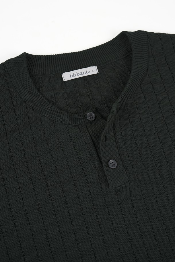 썸머 워셔블 헨리넥 니트는 시원하고 편안한 여름철 상의입니다. 면 소재로 제작되어 부드러운 촉감을 자랑하며, 통기성이 뛰어나 쾌적하게 착용할 수 있습니다. 헨리넥 디자인과 레귤러 핏으로 베이직하면서도 캐주얼한 스타일을 연출합니다. 네이비 스트라이프, 그레이 스트라이프, 블랙 스트라이프, 아이보리, 카키, 브라운, 블랙 등 다양한 컬러로 출시되어 취향에 맞게 선택할 수 있습니다. 3버튼 디자인과 소매/밑단 시보리 처리로 깔끔함을 더했으며, 워셔블 기능으로 관리가 용이합니다. 동네 마실룩, 여행룩 등 다양한 TPO에 맞춰 활용할 수 있습니다.
