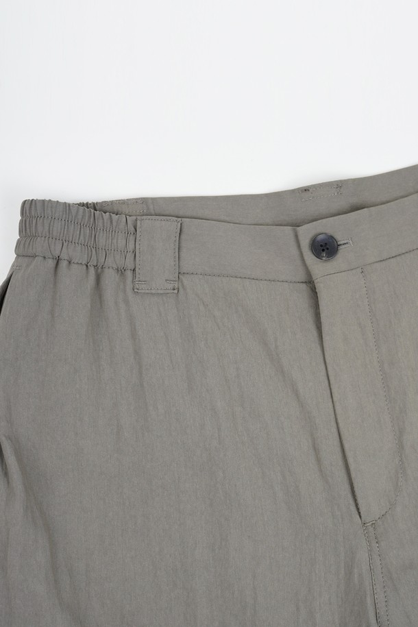 "유틸리티 C.L핏 파라슈트 카고 팬츠"는 남성용 바지로, 일상과 아웃도어 활동 모두에 적합합니다. 봄, 여름 시즌에 어울리는 얇은 두께감의 나일론 소재로 제작되어 편안한 착용감을 제공합니다. 레귤러핏으로 제작되었으며, 밀리터리 스타일과 캐주얼 무드를 동시에 연출합니다. 카고 포켓과 유틸리티 디자인이 특징이며, 여행룩과 캠핑룩, 캐주얼, 미니멀, 워크웨어 스타일을 즐기는 분들께 추천합니다. 그레이 컬러로 출시되었습니다.
