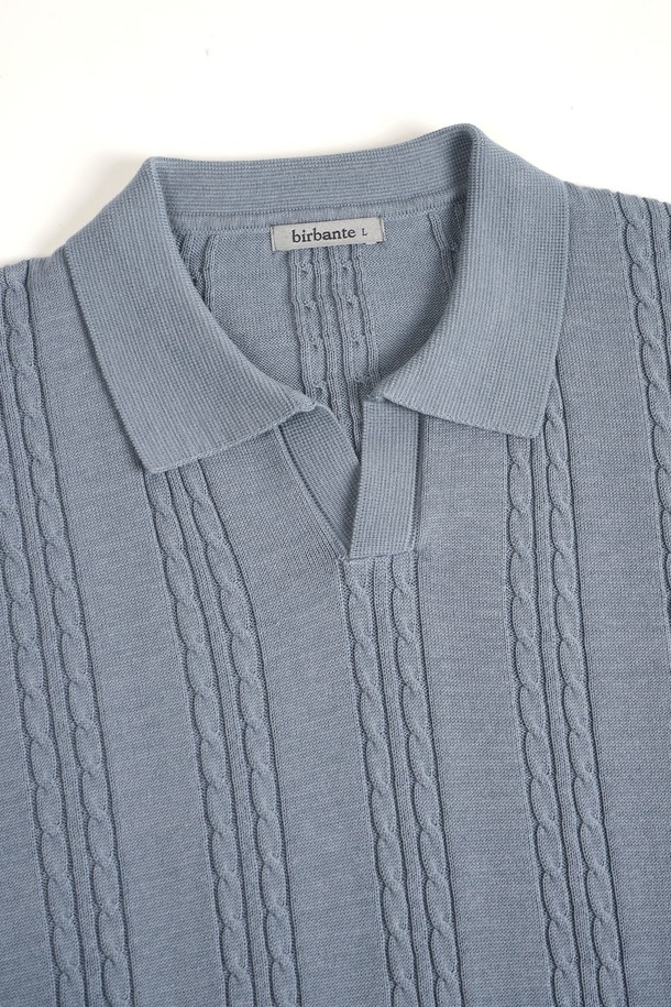 **썸머 워셔블 케이블 카라 니트**는 봄, 여름, 가을에 착용하기 좋은 공용 상의입니다. 베이직하고 캐주얼한 스타일로, 데이트룩이나 카페룩에 잘 어울립니다. 오픈 카라 디자인에 레귤러핏으로 제작되었으며, 얇은 두께감과 면 소재 특유의 통기성으로 편안하게 착용할 수 있습니다. 케이블 조직 패턴과 반소매 기장으로 시원함을 더하고, 소매와 밑단 시보리 마감으로 깔끔함을 유지합니다. 아이보리, L.블루, 브라운, 네이비, D.그레이, 차콜 등 다양한 6가지 컬러로 만나보세요.
