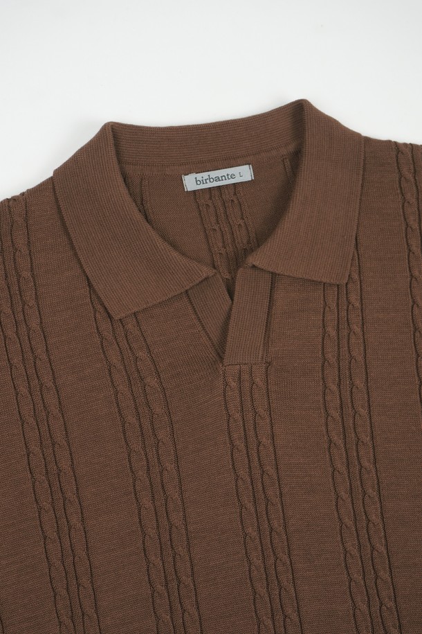 **썸머 워셔블 케이블 카라 니트**는 시원한 여름을 위한 필수 아이템입니다. 부드러운 면 소재로 제작되어 뛰어난 흡습 및 속건 기능을 자랑하며, 얇은 두께감으로 통기성이 좋습니다. 클래식하고 트렌디한 무드를 연출하는 케이블 패턴과 카라 디자인이 돋보이며, 레귤러핏과 슬림핏 두 가지 핏으로 만나볼 수 있습니다. 아이보리, 라이트 블루, 브라운, 네이비, 다크 그레이, 차콜 6가지의 다채로운 컬러로 데이트룩, 카페룩, 여행룩 등 다양한 TPO에 맞춰 스타일리시하게 연출해보세요. 미니멀, 캐주얼 등 어떤 스타일에도 잘 어울리는 워셔블 니트입니다.
