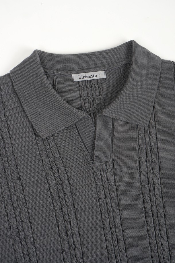 **썸머 워셔블 케이블 카라 니트**는 공용으로 착용 가능한 여름(6가지 컬러) 상의입니다. 오픈 카라 디자인과 레귤러핏으로, 일상 및 비즈니스 캐주얼에 적합하며, 캐주얼, 미니멀, 클래식 스타일을 연출할 수 있습니다. 부드러운 면 소재의 케이블 조직으로 제작되어 고급스러운 텍스처를 자랑하며, 흡습, 속건, 통기성이 우수하여 쾌적한 착용감을 선사합니다. 얇거나 보통 두께감으로, 깔끔한 실루엣과 시보리 마감 처리가 돋보이며, 반소매 기장입니다.
