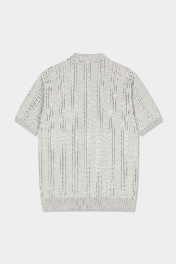 **썸머 워셔블 케이블 카라 니트**

시원한 여름을 위한 썸머 워셔블 케이블 카라 니트입니다. 부드러운 면 소재로 제작되어 흡습, 속건, 통기 기능으로 쾌적한 착용감을 제공합니다. 오픈 카라 디자인과 레귤러핏으로 캐주얼하면서도 미니멀한 스타일을 연출하며, 비즈니스 캐주얼룩에도 적합합니다. 아이보리, L.블루, 브라운, 네이비, D.그레이, 차콜 등 다양한 6가지 컬러로 출시되어 폭넓은 선택이 가능하며, 소매와 밑단 시보리 마감으로 깔끔함을 더했습니다. 반소매 기장과 적당한 두께감으로 여름철 데일리 아이템으로 활용하기 좋습니다.
