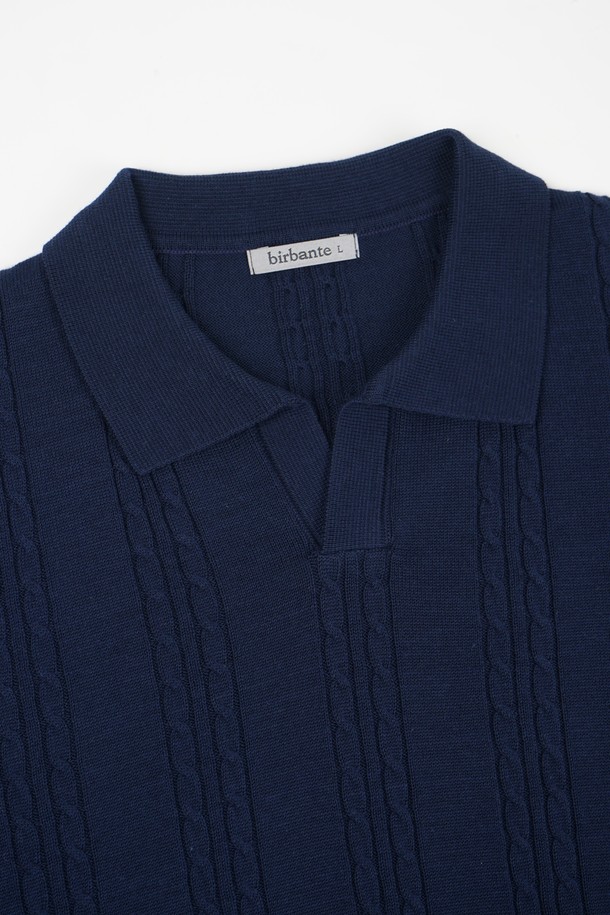 **썸머 워셔블 케이블 카라 니트**

가볍고 통기성이 뛰어난 썸머 워셔블 케이블 카라 니트입니다. 면 소재로 제작되어 부드러운 촉감을 선사하며, 흡습, 속건, 통기 기능으로 쾌적함을 유지합니다. 베이직한 스타일의 레귤러 기장 반소매 니트로, 케이블 조직 패턴과 오픈 카라 디자인이 특징입니다. 슬림핏, 레귤러핏, 레귤러 컴포트핏, 컴포트루즈핏 등 다양한 핏으로 제공되며, 신축성 있는 소매와 밑단 시보리로 편안한 착용감을 제공합니다. 데이트룩, 카페룩, 미니멀, 클래식, 캐주얼 스타일을 연출하기에 좋습니다.
