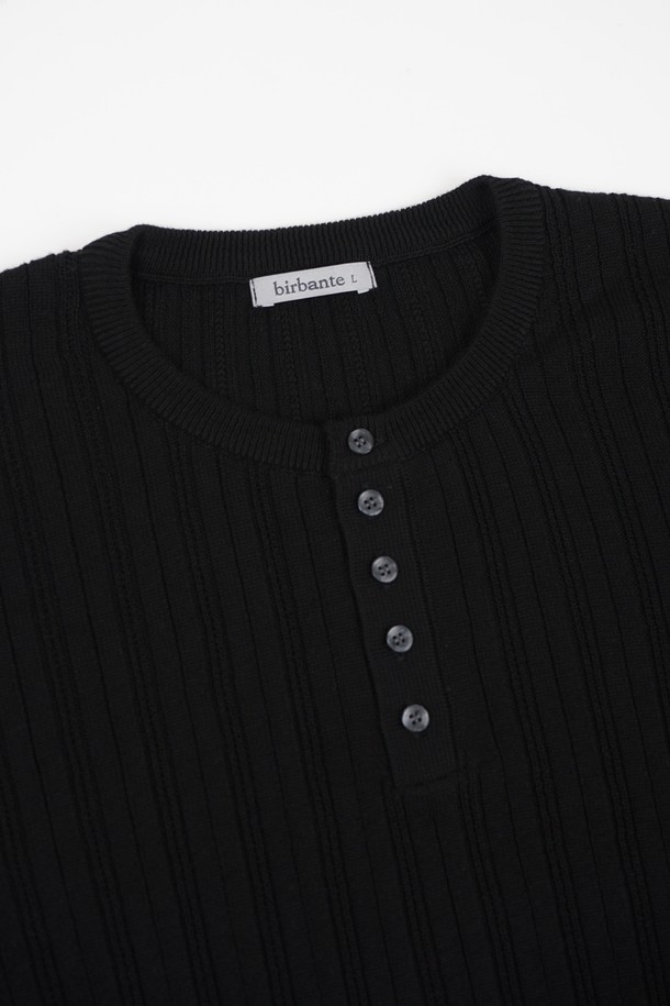 **썸머 워셔블 골지 헨리넥 니트**는 시원한 여름철을 위한 필수 아이템입니다. 부드러운 면 소재로 제작되어 흡습 및 속건 기능이 뛰어나 쾌적한 착용감을 선사합니다. 5버튼 헨리넥 디자인과 골지 패턴이 돋보이며, 레귤러 핏으로 편안한 착용감을 제공합니다. 반소매 기장과 얇은 두께로 제작되어 일상 및 여행룩 등 다양한 TPO에 활용하기 좋습니다. 베이직, 캐주얼, 미니멀 스타일을 즐겨 입는 분들께 추천합니다.
