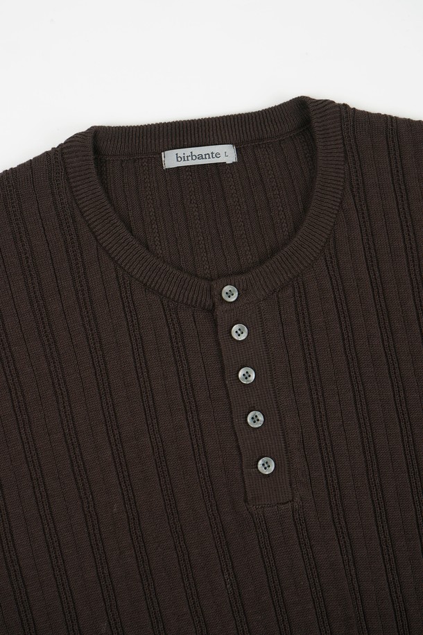 시원한 여름을 위한 필수템, 썸머 워셔블 골지 헨리넥 니트입니다. 부드러운 면 소재에 골지 패턴으로 고급스러운 질감을 더했으며, 얇은 두께감으로 시원하게 착용 가능합니다. 헨리넥 디자인과 5버튼 디테일이 캐주얼하면서도 세련된 느낌을 줍니다. 라이트그레이, 베이지, 라이트블루, 다크브라운, 다크그레이, 블랙 등 다양한 6가지 컬러로 출시되어, 어떤 스타일에도 매치하기 좋습니다. 흡습 및 속건 기능으로 쾌적함을 유지하며, 데일리룩, 카페룩, 여행룩 등 다양한 TPO에 활용 가능한 활용도 높은 아이템입니다. 레귤러핏으로 편안하게 착용할 수 있으며, 베이직, 캐주얼, 미니멀, 클래식 등 다양한 스타일을 연출해보세요.
