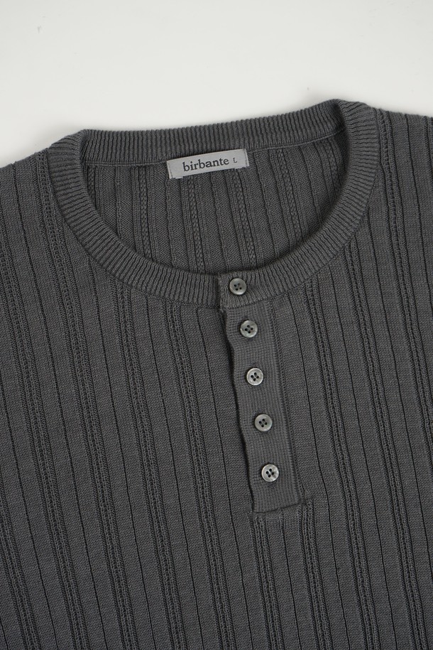 **썸머 워셔블 골지 헨리넥 니트**

시원한 여름을 위한 썸머 워셔블 골지 헨리넥 니트입니다. 얇고 부드러운 면 소재로 제작되어 통기성이 뛰어나고 흡습, 속건 기능으로 쾌적한 착용감을 선사합니다. 베이직하고 캐주얼한 스타일로, 동네 마실룩이나 여행룩에 잘 어울립니다. 5버튼 헨리넥 디자인과 레귤러핏으로 편안함을 더하고, 소매와 밑단 시보리 마감으로 깔끔한 실루엣을 연출합니다. 라이트 그레이, 베이지, 라이트 블루, 다크 브라운, 다크 그레이, 블랙 등 다양한 6가지 컬러로 출시되었습니다.
