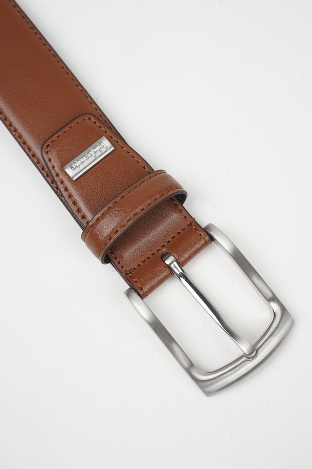 클래식 리얼 레더 벨트는 일상과 정장 모두에 잘 어울리는 공용 벨트입니다. 부드러운 소가죽 소재로 제작되어 편안한 착용감을 선사하며, 미니멀하고 클래식한 스타일을 연출합니다. 블랙, 다크 브라운, 카멜 세 가지 색상으로 출시되어, 오피스룩, 비즈니스 캐주얼, 출근룩 등 다양한 TPO에 활용 가능합니다. 스크래치에 강한 메탈 버클과 착용할수록 자연스러운 에이징을 경험할 수 있으며, 친환경 재활용 패키지와 생분해성 포장재를 사용하여 환경까지 생각했습니다. 사이즈 조절 기능을 통해 완벽한 핏을 제공합니다.
