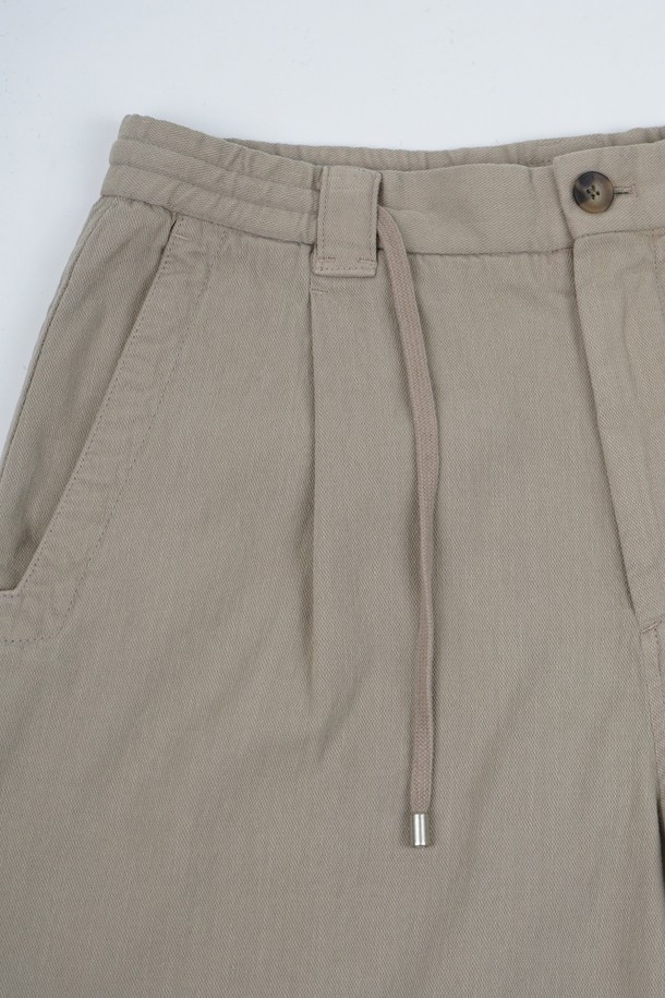 부드러운 면 소재의 카치온 워시드 원턱 C.L핏 스트링 팬츠입니다. 톤 다운된 베이지 컬러로, 봄과 여름에 시원하게 착용하기 좋습니다. 허리 스트링 디테일과 레귤러 핏으로 편안한 착용감을 제공하며, 무지 디자인으로 어떤 상의와도 쉽게 매치할 수 있습니다. 캐주얼, 미니멀, 클래식 스타일을 모두 아우르는 활용도 높은 아이템입니다. 워싱 가공으로 자연스러운 핏과 부드러운 촉감을 느낄 수 있습니다.
