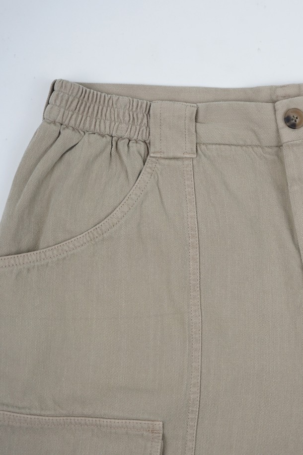 **카치온 워시드 C.L핏 카고 하프 팬츠**는 봄, 여름 시즌에 어울리는 남성용 카고 반바지입니다. 베이직한 베이지 컬러의 무지 디자인으로, 캐주얼, 미니멀, 워크웨어 스타일을 연출하기 좋습니다. 면 소재로 제작되어 얇고 가벼우며, 레귤러핏으로 편안한 착용감을 선사합니다. 여행룩, 휴가룩에 활용하기 좋으며, 카고 포켓 디테일이 실용성을 더합니다.
