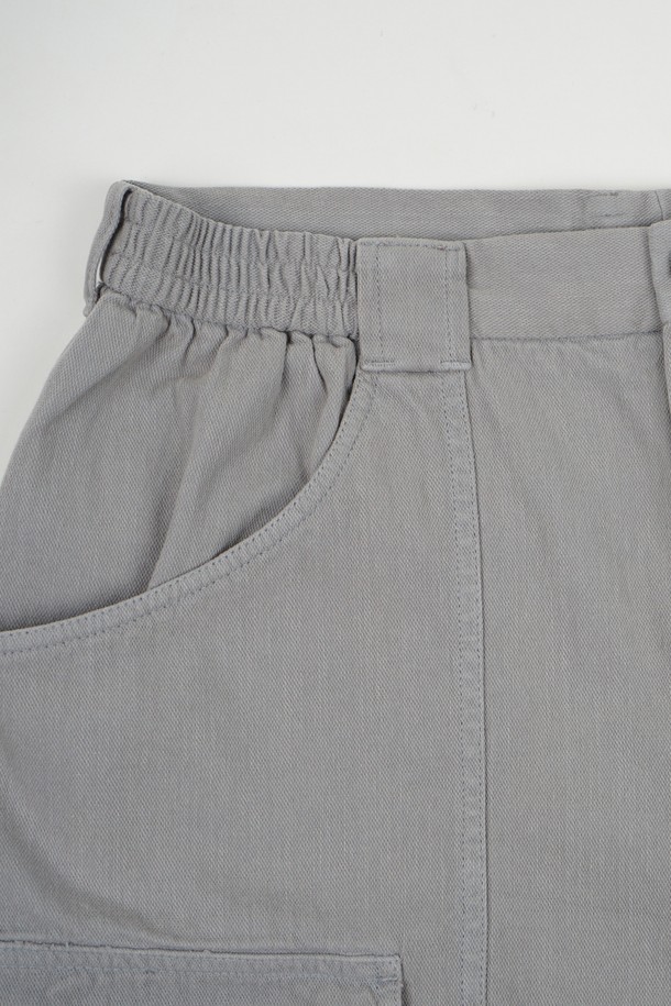 카치온 워시드 C.L핏 카고 하프 팬츠는 남성용 바지로, 봄과 여름에 착용하기 좋은 캐주얼 스타일의 반바지입니다. 부드러운 촉감의 면 소재로 제작되었으며, 얇은 두께감으로 시원하게 착용할 수 있습니다. 레귤러핏으로 편안한 착용감을 제공하며, 무지 디자인에 카고 포켓 디테일이 더해져 실용성을 높였습니다. 그레이 컬러로 다양한 상의와 손쉽게 매치하여 미니멀하면서도 스타일리시한 룩을 연출할 수 있습니다.
