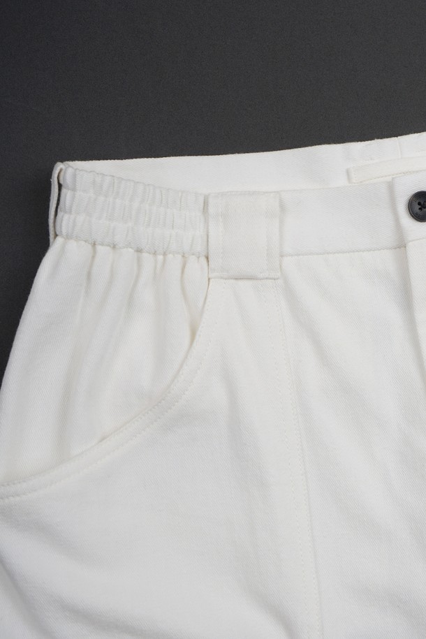 카치온 워시드 C.L핏 카고 하프 팬츠는 여름철 캐주얼 스타일을 위한 남성용 반바지입니다. 얇은 면 소재로 제작되어 시원하고 편안한 착용감을 제공하며, 레귤러 핏으로 제작되어 활동성을 높였습니다. 무지 디자인에 하프 기장으로, 여행룩이나 미니멀한 스타일 연출에 적합합니다. 카고 포켓 디테일이 실용성을 더한 화이트 컬러의 하프 팬츠입니다.
