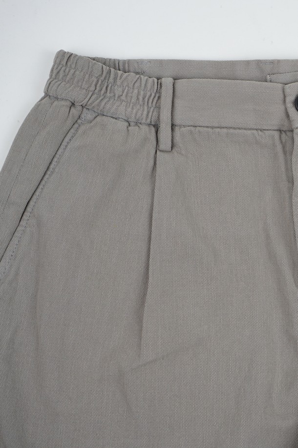 카치온 워시드 원턱 C.L핏 하프 팬츠는 여름철 시원하게 착용하기 좋은 남성용 하프 팬츠입니다. 부드러운 면 소재로 제작되어 편안한 착용감을 선사하며, 레귤러핏으로 제작되어 부담 없이 다양한 스타일을 연출할 수 있습니다. 무지 디자인에 부분 밴딩 처리와 원턱 디테일이 더해져 캐주얼하면서도 베이직한 매력을 줍니다. 여행룩, 휴가룩, 캐주얼, 미니멀, 클래식 등 다양한 TPO와 스타일에 활용하기 좋은 아이템입니다. 그레이 컬러로 어떤 상의와도 쉽게 매치하여 스타일리시한 룩을 완성할 수 있습니다.
