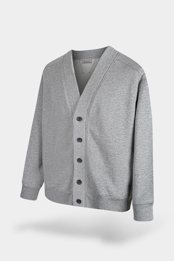 부드러운 면 소재로 제작되어 편안한 착용감을 선사하는 브이넥 스웨트 가디건입니다. 베이직하고 캐주얼한 스타일로, 일상생활은 물론 출근룩과 모임룩에도 활용하기 좋습니다. 크롭 기장과 레귤러핏으로 트렌디한 실루엣을 연출하며, 두꺼운 두께감으로 간절기에 따뜻하게 입을 수 있습니다. 무지 디자인에 긴 소매, 포켓 디테일, 버튼 여밈 방식으로 실용성을 더했습니다. 그레이 컬러로 다양한 스타일과 쉽게 매치할 수 있는 활용도 높은 아이템입니다.
