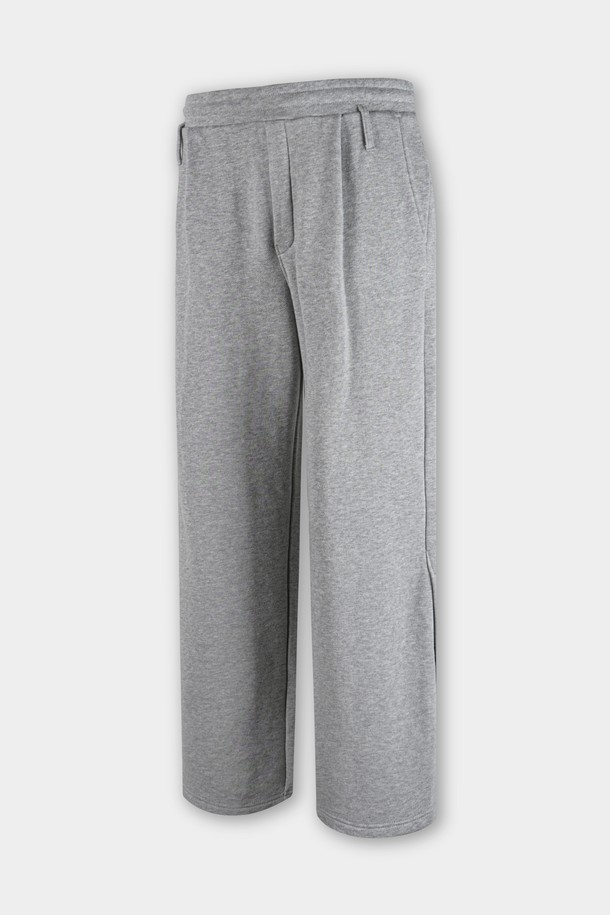 C.L핏 원턱 스웨트 팬츠는 캐주얼과 스포티한 스타일을 모두 아우르는 공용 스웨트 팬츠입니다. 부드러운 면 소재로 제작되어 봄, 가을 시즌에 편안하게 착용하기 좋습니다. 허리 밴딩과 원턱 디테일이 편안한 착용감을 선사하며, 레귤러핏으로 제작되어 다리가 더욱 슬림해 보이는 효과를 줍니다. 일상생활은 물론 산책이나 집콕 시 편안한 활동성을 보장하며, 미니멀한 디자인으로 다양한 상의와 매치하기 용이합니다. 그레이 컬러의 무지 디자인으로 어떤 스타일에도 쉽게 코디할 수 있습니다.
