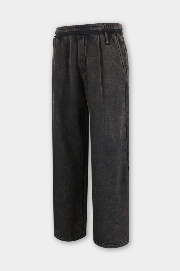 가먼트 워싱 처리로 자연스러운 멋을 더한 C.L핏 원턱 스웨트 팬츠입니다. 부드러운 면 소재로 제작되어 편안한 착용감을 선사하며, 레귤러핏으로 제작되어 캐주얼하고 미니멀한 스타일을 연출합니다. 넉넉한 두께감으로 간절기부터 초겨울까지 활용 가능하며, 밴딩 허리 디자인으로 활동성을 높였습니다. 무지 디자인과 블랙 컬러로 어떤 상의와도 쉽게 매치하여 데일리룩을 완성할 수 있습니다. 남성 고객분들께 추천하는 활용도 높은 스웨트 팬츠입니다.
