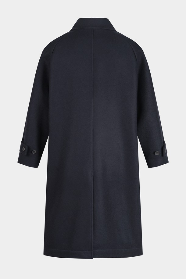 **울 블렌드 발마칸 코트**는 남성용 아우터로, 가을과 겨울철에 적합한 두꺼운 울 소재의 발마칸 코트입니다. 블랙과 네이비 두 가지 색상으로 출시되었으며, 클래식하고 미니멀한 스타일을 연출합니다. 레귤러핏의 레귤러 기장으로 제작되었으며, 싱글 버튼 여밈 방식과 칼라, 포켓 디테일이 특징입니다. 출근룩, 비즈니스 캐주얼, 모임룩 등 다양한 TPO에 활용 가능하며, 미니멀하고 시크한 스타일을 선호하는 남성에게 적합합니다.
