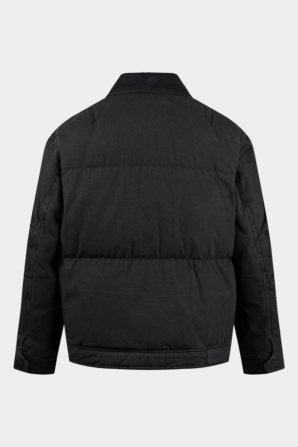 가먼트워싱 덕다운 하프 패딩은 겨울철 일상에서 따뜻하게 착용할 수 있는 아우터입니다. 블랙(Black), D.Grey 두 가지 컬러로 출시되었으며, 콤포트 핏으로 편안한 착용감을 선사합니다. 면과 덕다운 소재를 사용하여 두께감과 견고한 촉감을 느낄 수 있으며, 긴 소매 기장과 하프 기장으로 보온성을 높였습니다. 카라, 소매, 주머니 안쪽에 코듀로이 배색을 더해 캐주얼, 클래식, 미니멀 스타일을 모두 소화할 수 있습니다. 가먼트 워싱 처리, 사이즈 조절 가능한 밑단 스트링, 이너 포켓, 포켓 미니라벨 등의 디테일이 돋보입니다.
