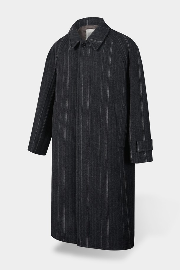 이 울 블렌드 스트라이프 발마칸 코트는 클래식하고 베이직한 스타일을 추구하는 분들을 위한 아우터입니다. 봄, 가을, 겨울 세 계절 모두 착용 가능하며, 일상, 출근룩, 비즈니스 캐주얼, 모임룩 등 다양한 TPO에 적합합니다. 릴랙스핏과 레귤러핏으로 편안한 착용감을 선사하며, 두꺼운 울 블렌드 소재로 제작되어 보온성을 높였습니다. 블랙 컬러에 롱 기장, 버튼 여밈 방식, 긴 소매, 발마칸 코트 타입, 스트라이프 패턴이 특징이며 미니멀하고 시크한 스타일을 연출하기 좋습니다.
