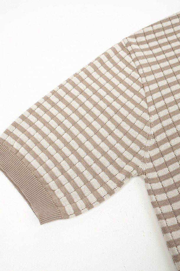 **썸머 워셔블 스트라이프 카라 니트**는 여름철 시원하게 착용 가능한 남녀 공용 상의입니다. 네이비/베이지, 그레이/화이트, 모카/샌드 등 7가지 다채로운 컬러의 스트라이프 패턴으로, 베이직하고 캐주얼한 스타일을 연출합니다. 레귤러 핏에 얇고 부드러운 면 소재를 사용하여 흡습 및 속건 기능을 갖췄으며, 반소매 기장과 3버튼 디테일, 리브 소매단으로 편안함과 디자인을 더했습니다. 비즈니스 캐주얼룩에도 활용하기 좋은 아이템으로, 니트 구조의 안정성을 높여 오랫동안 변형 없이 즐길 수 있습니다.
