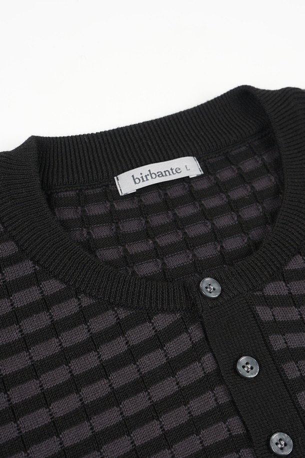 **썸머 워셔블 헨리넥 니트**는 시원하고 편안한 여름을 위한 필수 아이템입니다. 부드러운 면 소재로 제작되어 뛰어난 흡습 및 속건 기능을 제공하며, 얇은 두께감으로 한여름에도 쾌적하게 착용할 수 있습니다. 헨리넥 디자인과 3버튼 디테일이 캐주얼한 매력을 더하고, 레귤러핏과 슬림핏 두 가지로 출시되어 취향에 맞는 핏을 선택할 수 있습니다. Navy Stripe, Grey Stripe, Black Stripe, Ivory, Khaki, Brown, Black 등 다양한 색상과 스트라이프 패턴으로 폭넓은 스타일 연출이 가능합니다. 립조직 소매단과 밑단, 엠보싱 니트 구조, 변형을 최소화한 니트 구조가 섬세한 디테일을 더합니다.
