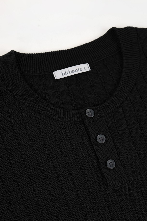 **썸머 워셔블 헨리넥 니트**는 시원하고 편안한 여름철 비즈니스 캐주얼 스타일을 위한 남성 상의입니다. 네이비, 그레이, 블랙 스트라이프 패턴과 아이보리, 카키, 브라운, 블랙 등 다채로운 색상으로 출시되었습니다. 얇고 부드러운 면 소재로 제작되어 흡습, 속건, 통기성이 뛰어나 쾌적한 착용감을 선사합니다. 헨리넥 디자인과 3버튼 디테일, 립조직 소매단 및 밑단 마감으로 클래식하면서도 캐주얼한 분위기를 연출합니다. 워셔블 기능으로 간편하게 관리 가능하며, 피부 자극 없이 편안하게 착용할 수 있습니다.
