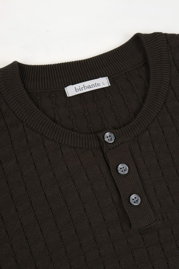 썸머 워셔블 헨리넥 니트는 여름철 시원하고 쾌적하게 착용 가능한 반소매 헨리넥 니트입니다. 면 소재로 제작되어 부드러운 촉감과 뛰어난 통기성을 자랑하며, 흡습 및 속건 기능으로 쾌적함을 유지합니다. 클래식한 디자인에 3버튼 디테일과 소매 시보리 처리가 돋보이며, Navy Stripe, Grey Stripe, Black Stripe, Ivory, Khaki, Brown, Black 등 다양한 컬러의 스트라이프 패턴으로 제공됩니다. 레귤러핏으로 제작되어 일상, 포멀, 캐주얼 등 다양한 TPO에 활용 가능하며 데이트룩 연출에도 적합합니다. 볼록 조직과 탄탄한 조직감으로 변형을 최소화하여 오랫동안 착용할 수 있습니다.
