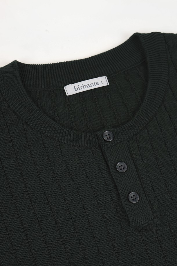 썸머 워셔블 헨리넥 니트는 시원하고 편안한 여름철 상의입니다. 면 소재로 제작되어 부드러운 촉감을 자랑하며, 통기성이 뛰어나 쾌적하게 착용할 수 있습니다. 헨리넥 디자인과 레귤러 핏으로 베이직하면서도 캐주얼한 스타일을 연출합니다. 네이비 스트라이프, 그레이 스트라이프, 블랙 스트라이프, 아이보리, 카키, 브라운, 블랙 등 다양한 컬러로 출시되어 취향에 맞게 선택할 수 있습니다. 3버튼 디자인과 소매/밑단 시보리 처리로 깔끔함을 더했으며, 워셔블 기능으로 관리가 용이합니다. 동네 마실룩, 여행룩 등 다양한 TPO에 맞춰 활용할 수 있습니다.
