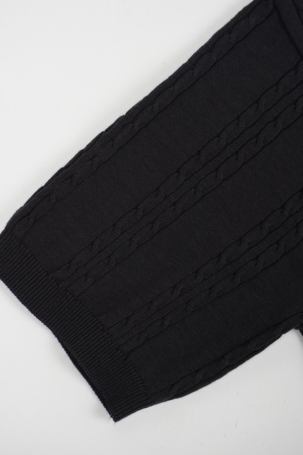 썸머 워셔블 케이블 카라 니트는 여름철 시원하고 스타일리시하게 연출할 수 있는 반소매 니트입니다. 아이보리, 라이트블루, 브라운, 네이비, 다크그레이, 차콜 6가지의 다채로운 컬러로 출시되어 폭넓은 선택이 가능합니다. 클래식과 트렌디함을 동시에 느낄 수 있는 디자인으로, 데이트룩, 카페룩, 여행룩 등 다양한 TPO에 활용 가능합니다. 면 소재로 제작되어 부드러운 촉감과 흡습, 속건 기능을 갖췄으며, 워셔블 기능으로 간편하게 관리할 수 있습니다. 레귤러핏과 슬림핏 두 가지 핏으로 제공되어 취향에 맞는 스타일을 연출할 수 있습니다.
