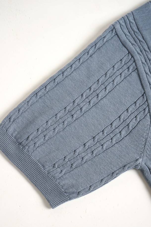 **썸머 워셔블 케이블 카라 니트**는 봄, 여름, 가을에 착용하기 좋은 공용 상의입니다. 베이직하고 캐주얼한 스타일로, 데이트룩이나 카페룩에 잘 어울립니다. 오픈 카라 디자인에 레귤러핏으로 제작되었으며, 얇은 두께감과 면 소재 특유의 통기성으로 편안하게 착용할 수 있습니다. 케이블 조직 패턴과 반소매 기장으로 시원함을 더하고, 소매와 밑단 시보리 마감으로 깔끔함을 유지합니다. 아이보리, L.블루, 브라운, 네이비, D.그레이, 차콜 등 다양한 6가지 컬러로 만나보세요.
