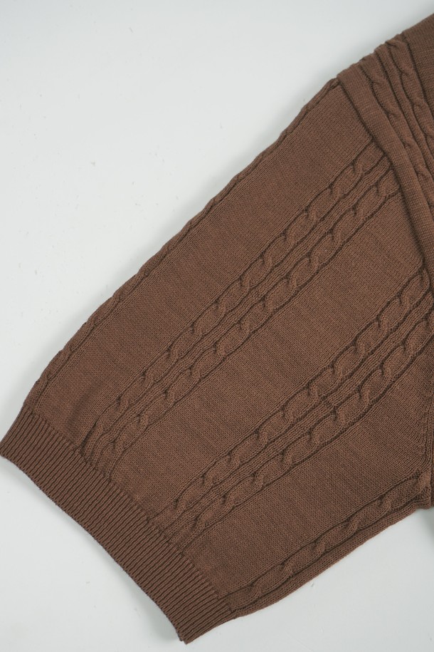 **썸머 워셔블 케이블 카라 니트**는 시원한 여름을 위한 필수 아이템입니다. 부드러운 면 소재로 제작되어 뛰어난 흡습 및 속건 기능을 자랑하며, 얇은 두께감으로 통기성이 좋습니다. 클래식하고 트렌디한 무드를 연출하는 케이블 패턴과 카라 디자인이 돋보이며, 레귤러핏과 슬림핏 두 가지 핏으로 만나볼 수 있습니다. 아이보리, 라이트 블루, 브라운, 네이비, 다크 그레이, 차콜 6가지의 다채로운 컬러로 데이트룩, 카페룩, 여행룩 등 다양한 TPO에 맞춰 스타일리시하게 연출해보세요. 미니멀, 캐주얼 등 어떤 스타일에도 잘 어울리는 워셔블 니트입니다.
