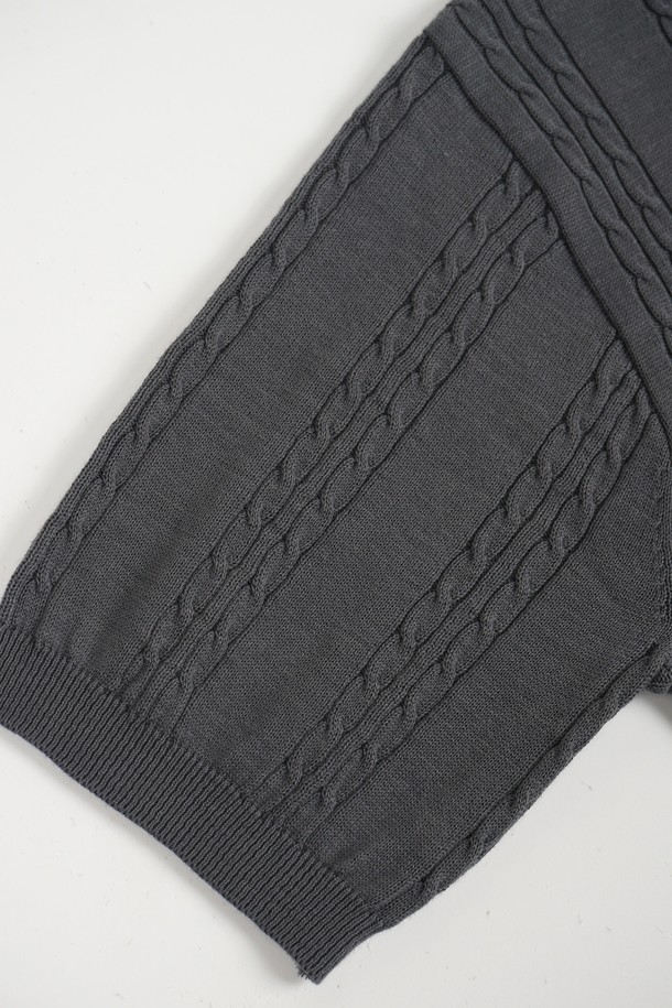 **썸머 워셔블 케이블 카라 니트**는 공용으로 착용 가능한 여름(6가지 컬러) 상의입니다. 오픈 카라 디자인과 레귤러핏으로, 일상 및 비즈니스 캐주얼에 적합하며, 캐주얼, 미니멀, 클래식 스타일을 연출할 수 있습니다. 부드러운 면 소재의 케이블 조직으로 제작되어 고급스러운 텍스처를 자랑하며, 흡습, 속건, 통기성이 우수하여 쾌적한 착용감을 선사합니다. 얇거나 보통 두께감으로, 깔끔한 실루엣과 시보리 마감 처리가 돋보이며, 반소매 기장입니다.
