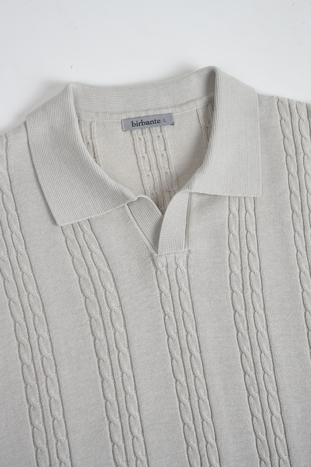 **썸머 워셔블 케이블 카라 니트**

시원한 여름을 위한 썸머 워셔블 케이블 카라 니트입니다. 부드러운 면 소재로 제작되어 흡습, 속건, 통기 기능으로 쾌적한 착용감을 제공합니다. 오픈 카라 디자인과 레귤러핏으로 캐주얼하면서도 미니멀한 스타일을 연출하며, 비즈니스 캐주얼룩에도 적합합니다. 아이보리, L.블루, 브라운, 네이비, D.그레이, 차콜 등 다양한 6가지 컬러로 출시되어 폭넓은 선택이 가능하며, 소매와 밑단 시보리 마감으로 깔끔함을 더했습니다. 반소매 기장과 적당한 두께감으로 여름철 데일리 아이템으로 활용하기 좋습니다.
