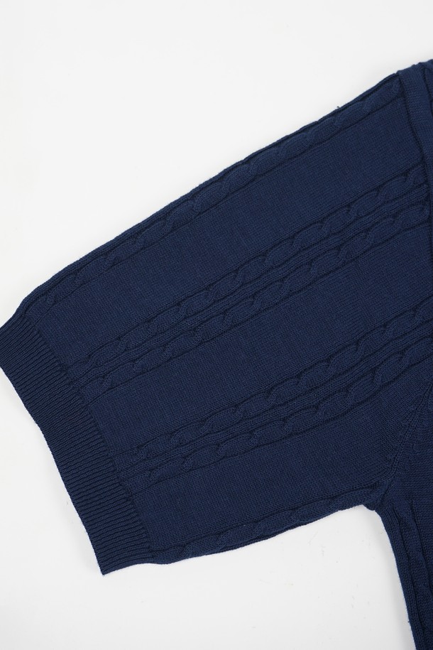 **썸머 워셔블 케이블 카라 니트**

가볍고 통기성이 뛰어난 썸머 워셔블 케이블 카라 니트입니다. 면 소재로 제작되어 부드러운 촉감을 선사하며, 흡습, 속건, 통기 기능으로 쾌적함을 유지합니다. 베이직한 스타일의 레귤러 기장 반소매 니트로, 케이블 조직 패턴과 오픈 카라 디자인이 특징입니다. 슬림핏, 레귤러핏, 레귤러 컴포트핏, 컴포트루즈핏 등 다양한 핏으로 제공되며, 신축성 있는 소매와 밑단 시보리로 편안한 착용감을 제공합니다. 데이트룩, 카페룩, 미니멀, 클래식, 캐주얼 스타일을 연출하기에 좋습니다.
