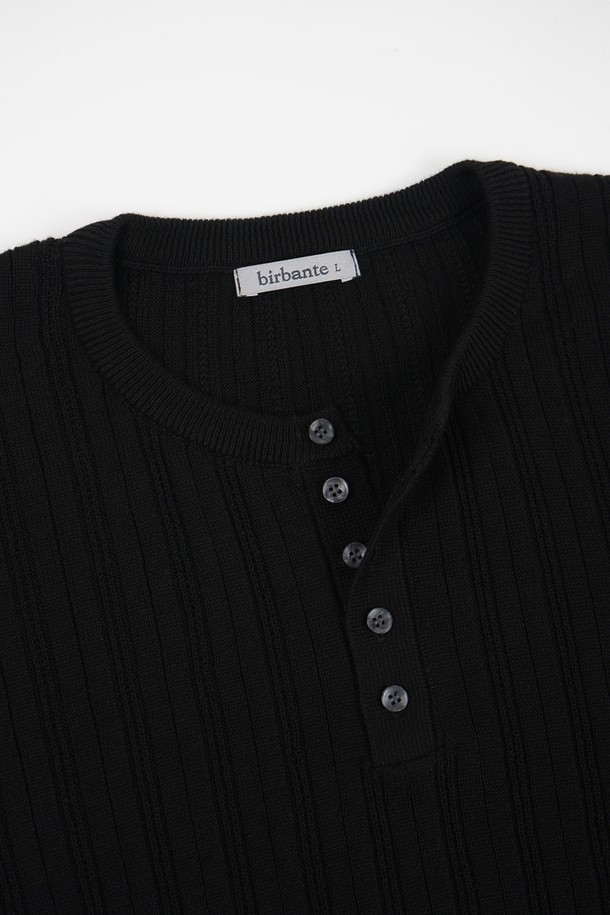 **썸머 워셔블 골지 헨리넥 니트**는 시원한 여름철을 위한 필수 아이템입니다. 부드러운 면 소재로 제작되어 흡습 및 속건 기능이 뛰어나 쾌적한 착용감을 선사합니다. 5버튼 헨리넥 디자인과 골지 패턴이 돋보이며, 레귤러 핏으로 편안한 착용감을 제공합니다. 반소매 기장과 얇은 두께로 제작되어 일상 및 여행룩 등 다양한 TPO에 활용하기 좋습니다. 베이직, 캐주얼, 미니멀 스타일을 즐겨 입는 분들께 추천합니다.
