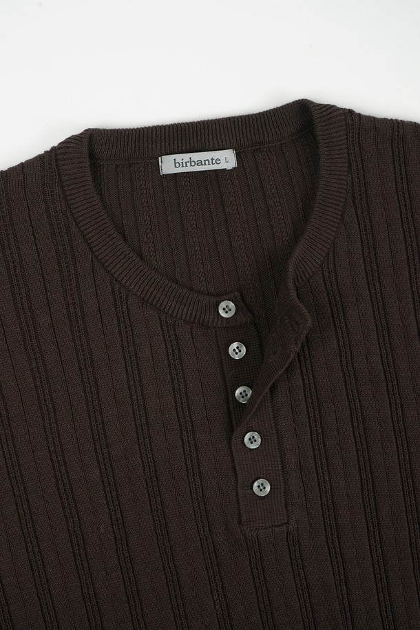 시원한 여름을 위한 필수템, 썸머 워셔블 골지 헨리넥 니트입니다. 부드러운 면 소재에 골지 패턴으로 고급스러운 질감을 더했으며, 얇은 두께감으로 시원하게 착용 가능합니다. 헨리넥 디자인과 5버튼 디테일이 캐주얼하면서도 세련된 느낌을 줍니다. 라이트그레이, 베이지, 라이트블루, 다크브라운, 다크그레이, 블랙 등 다양한 6가지 컬러로 출시되어, 어떤 스타일에도 매치하기 좋습니다. 흡습 및 속건 기능으로 쾌적함을 유지하며, 데일리룩, 카페룩, 여행룩 등 다양한 TPO에 활용 가능한 활용도 높은 아이템입니다. 레귤러핏으로 편안하게 착용할 수 있으며, 베이직, 캐주얼, 미니멀, 클래식 등 다양한 스타일을 연출해보세요.
