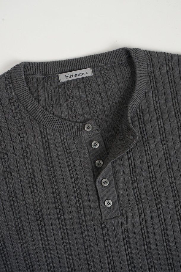 **썸머 워셔블 골지 헨리넥 니트**

시원한 여름을 위한 썸머 워셔블 골지 헨리넥 니트입니다. 얇고 부드러운 면 소재로 제작되어 통기성이 뛰어나고 흡습, 속건 기능으로 쾌적한 착용감을 선사합니다. 베이직하고 캐주얼한 스타일로, 동네 마실룩이나 여행룩에 잘 어울립니다. 5버튼 헨리넥 디자인과 레귤러핏으로 편안함을 더하고, 소매와 밑단 시보리 마감으로 깔끔한 실루엣을 연출합니다. 라이트 그레이, 베이지, 라이트 블루, 다크 브라운, 다크 그레이, 블랙 등 다양한 6가지 컬러로 출시되었습니다.
