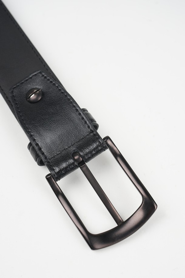 **클래식 리얼 레더 벨트**

클래식한 디자인과 미니멀한 스타일을 추구하는 남녀 모두를 위한 소가죽 벨트입니다. 블랙, 다크브라운, 카멜 3가지 색상으로 출시되어 어떤 옷에도 매치하기 용이합니다. 두꺼운 두께의 부드러운 소가죽 소재로 제작되어 고급스러운 촉감을 선사하며, 버클 여밈 방식으로 편안하게 착용할 수 있습니다. 스크류드라이버를 사용하여 길이를 조절할 수 있으며, 스크래치에 강한 메탈 버클과 클린한 실루엣, 내구성 있는 마감 처리가 특징입니다. 오피스룩, 비즈니스 캐주얼, 출근룩 등 다양한 TPO에 활용하여 시크하고 세련된 스타일을 연출해보세요.
