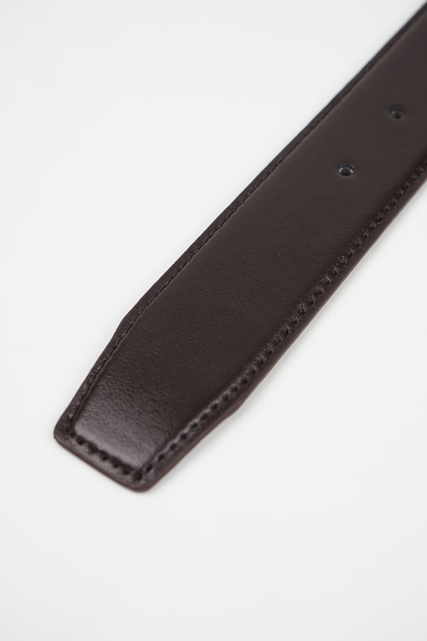 클래식 리얼 레더 벨트는 소가죽 소재로 제작되어 부드러운 촉감을 자랑하며, 일상과 정장 모두에 활용 가능한 실용적인 아이템입니다. 블랙, 다크 브라운, 카멜 3가지 색상으로 출시되어 취향에 따라 선택할 수 있으며, 버클 디자인으로 클래식하고 미니멀한 스타일을 연출합니다. 사이즈 조절이 용이하며, 스크래치에 강한 메탈 버클과 자연스러운 에이징이 특징입니다. 친환경 종이 박스 패키징과 생분해성 비닐 포장으로 환경까지 생각했습니다. 오피스룩, 비즈니스 캐주얼, 출근룩에 매치하여 세련된 스타일을 완성해보세요.
