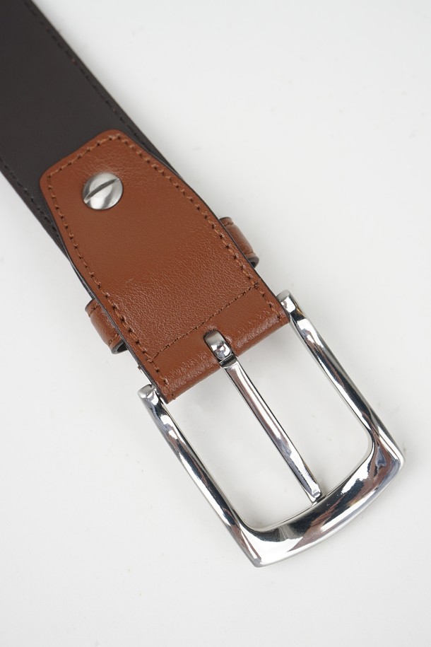 클래식 리얼 레더 벨트는 일상과 정장 모두에 잘 어울리는 공용 벨트입니다. 부드러운 소가죽 소재로 제작되어 편안한 착용감을 선사하며, 미니멀하고 클래식한 스타일을 연출합니다. 블랙, 다크 브라운, 카멜 세 가지 색상으로 출시되어, 오피스룩, 비즈니스 캐주얼, 출근룩 등 다양한 TPO에 활용 가능합니다. 스크래치에 강한 메탈 버클과 착용할수록 자연스러운 에이징을 경험할 수 있으며, 친환경 재활용 패키지와 생분해성 포장재를 사용하여 환경까지 생각했습니다. 사이즈 조절 기능을 통해 완벽한 핏을 제공합니다.

