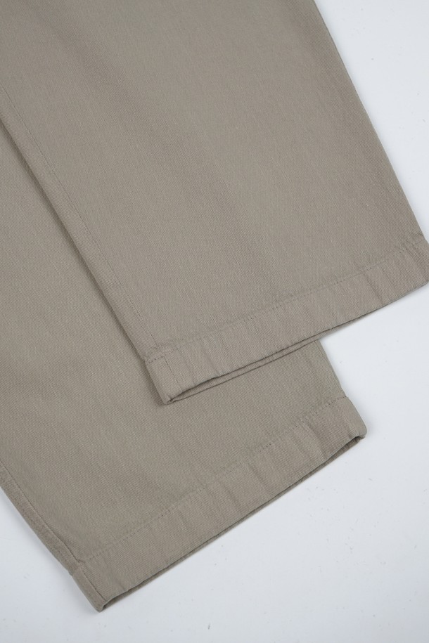 부드러운 면 소재의 카치온 워시드 원턱 C.L핏 스트링 팬츠입니다. 톤 다운된 베이지 컬러로, 봄과 여름에 시원하게 착용하기 좋습니다. 허리 스트링 디테일과 레귤러 핏으로 편안한 착용감을 제공하며, 무지 디자인으로 어떤 상의와도 쉽게 매치할 수 있습니다. 캐주얼, 미니멀, 클래식 스타일을 모두 아우르는 활용도 높은 아이템입니다. 워싱 가공으로 자연스러운 핏과 부드러운 촉감을 느낄 수 있습니다.
