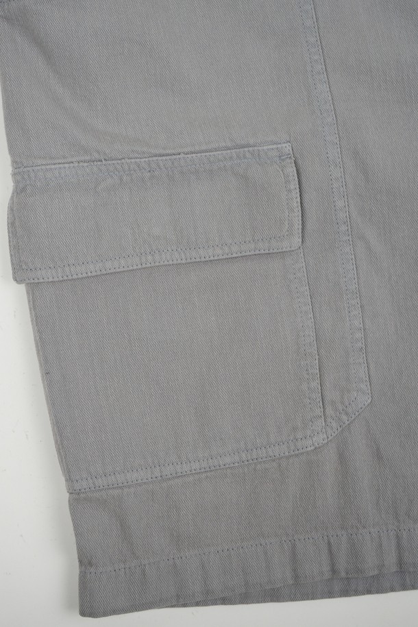 카치온 워시드 C.L핏 카고 하프 팬츠는 남성용 바지로, 봄과 여름에 착용하기 좋은 캐주얼 스타일의 반바지입니다. 부드러운 촉감의 면 소재로 제작되었으며, 얇은 두께감으로 시원하게 착용할 수 있습니다. 레귤러핏으로 편안한 착용감을 제공하며, 무지 디자인에 카고 포켓 디테일이 더해져 실용성을 높였습니다. 그레이 컬러로 다양한 상의와 손쉽게 매치하여 미니멀하면서도 스타일리시한 룩을 연출할 수 있습니다.
