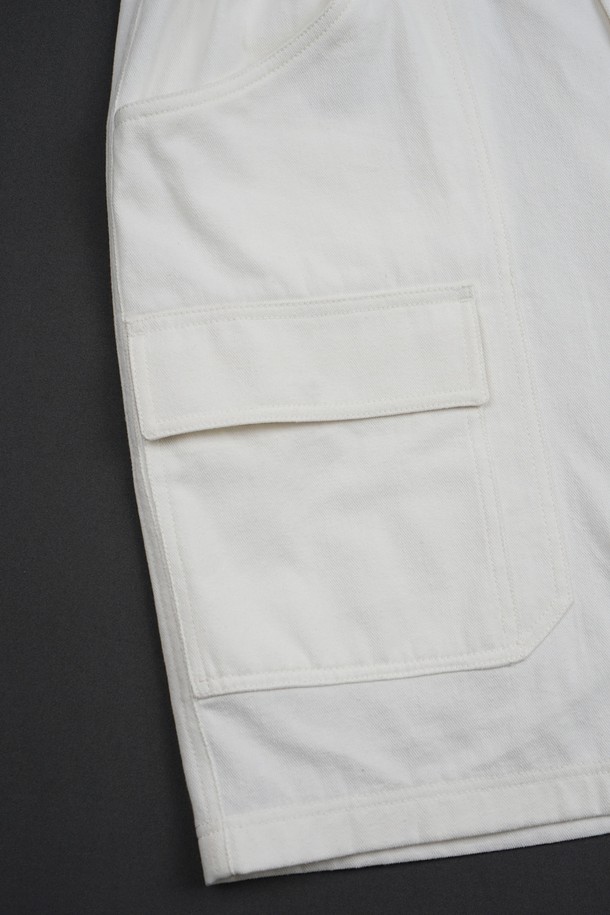 카치온 워시드 C.L핏 카고 하프 팬츠는 여름철 캐주얼 스타일을 위한 남성용 반바지입니다. 얇은 면 소재로 제작되어 시원하고 편안한 착용감을 제공하며, 레귤러 핏으로 제작되어 활동성을 높였습니다. 무지 디자인에 하프 기장으로, 여행룩이나 미니멀한 스타일 연출에 적합합니다. 카고 포켓 디테일이 실용성을 더한 화이트 컬러의 하프 팬츠입니다.
