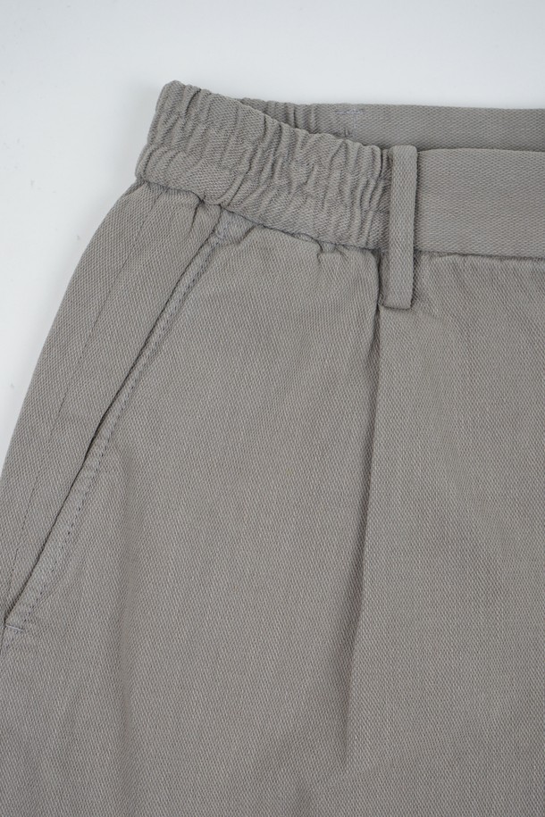 카치온 워시드 원턱 C.L핏 하프 팬츠는 여름철 시원하게 착용하기 좋은 남성용 하프 팬츠입니다. 부드러운 면 소재로 제작되어 편안한 착용감을 선사하며, 레귤러핏으로 제작되어 부담 없이 다양한 스타일을 연출할 수 있습니다. 무지 디자인에 부분 밴딩 처리와 원턱 디테일이 더해져 캐주얼하면서도 베이직한 매력을 줍니다. 여행룩, 휴가룩, 캐주얼, 미니멀, 클래식 등 다양한 TPO와 스타일에 활용하기 좋은 아이템입니다. 그레이 컬러로 어떤 상의와도 쉽게 매치하여 스타일리시한 룩을 완성할 수 있습니다.
