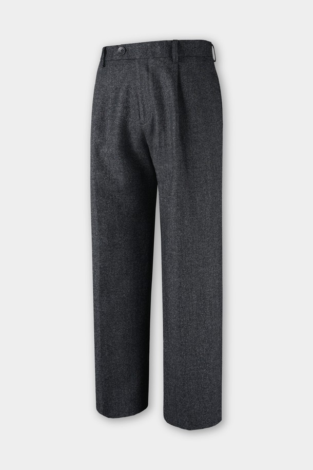 세련된 데님 이펙트의 남성용 '데님 이펙트 원턱 C.L핏 셋업 팬츠'입니다. 캐주얼부터 미니멀, 클래식 스타일까지 소화 가능한 활용도 높은 아이템입니다. 봄, 가을 시즌에 적합하며, 차분한 그레이 컬러와 레귤러핏으로 편안한 착용감을 선사합니다. 출근룩과 비즈니스 캐주얼에도 잘 어울리는 세련된 디자인으로, 원턱 디테일이 돋보입니다. 데님 소재 특유의 멋스러움과 무지 패턴으로 어떤 상의와도 쉽게 매치할 수 있습니다.
