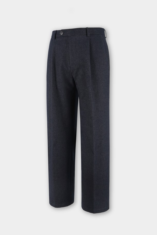 네이비 컬러의 데님 이펙트 원턱 C.L핏 셋업 팬츠입니다. 캐주얼, 미니멀, 클래식 스타일을 아우르는 디자인으로, 출근룩이나 비즈니스 캐주얼에 적합합니다. 사계절 모두 착용 가능하며, 일자핏과 레귤러핏으로 편안한 착용감을 선사합니다. 데님 소재 특유의 견고함과 원턱 디테일이 돋보이는, 활용도 높은 아이템입니다.
