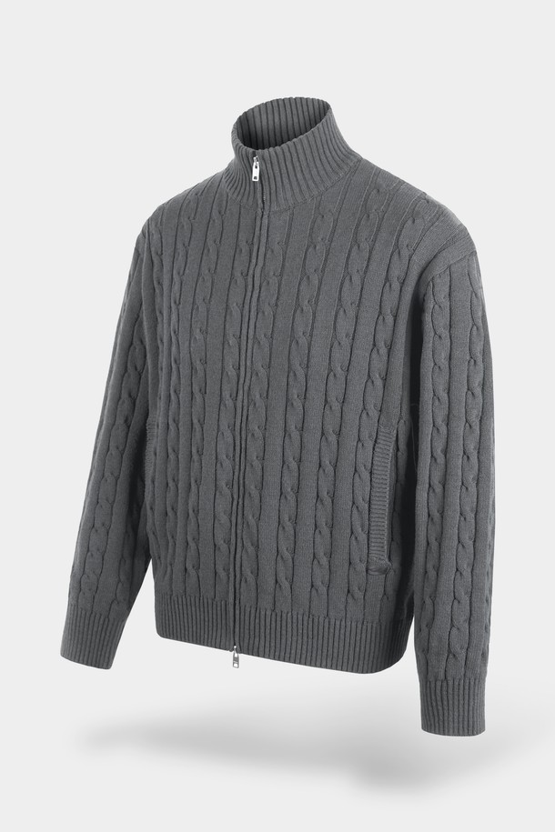 부드러운 촉감의 워셔블 코튼 소재로 제작된 케이블 패턴의 투웨이 니트 집업입니다. 봄, 가을에 어울리는 레귤러 핏의 긴 소매 디자인으로, 일상과 출근룩에 모두 활용하기 좋습니다. 하이넥 스타일로, 베이직하고 캐주얼한 무드를 연출하며, 두꺼운 두께감으로 따뜻함을 더합니다. 투웨이 지퍼 디테일로 실용성을 높였으며, 그레이 컬러로 다양한 스타일링에 용이합니다. 세탁이 용이한 워셔블 기능으로 편안하게 착용할 수 있습니다.
