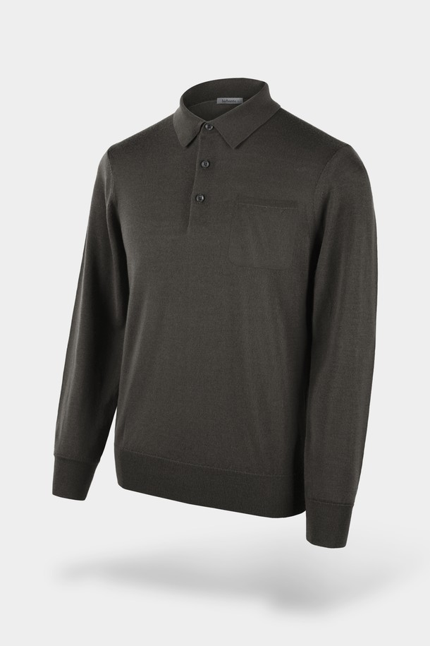 다크 그레이 컬러의 워셔블 코튼 포켓 카라 니트입니다. 부드러운 촉감의 면 소재로 제작되어 봄, 가을에 착용하기 좋으며, 레귤러 핏으로 편안하게 떨어지는 핏을 선사합니다. 베이직하고 캐주얼한 스타일로 출근룩이나 비즈니스 캐주얼에도 활용 가능하며, 미니멀하고 클래식한 스타일을 연출하기 좋습니다. 무지 디자인에 긴 소매 기장, 카라넥 디테일과 포켓으로 실용성을 더했습니다.
